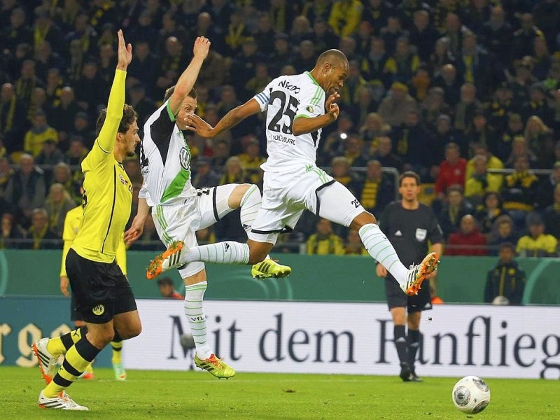 Der BVB schlägt den VfL Wolfsburg im DFB-Pokal-Halbfinale mit 2:0. Die Impressionen aus dem Signal Iduna Park.