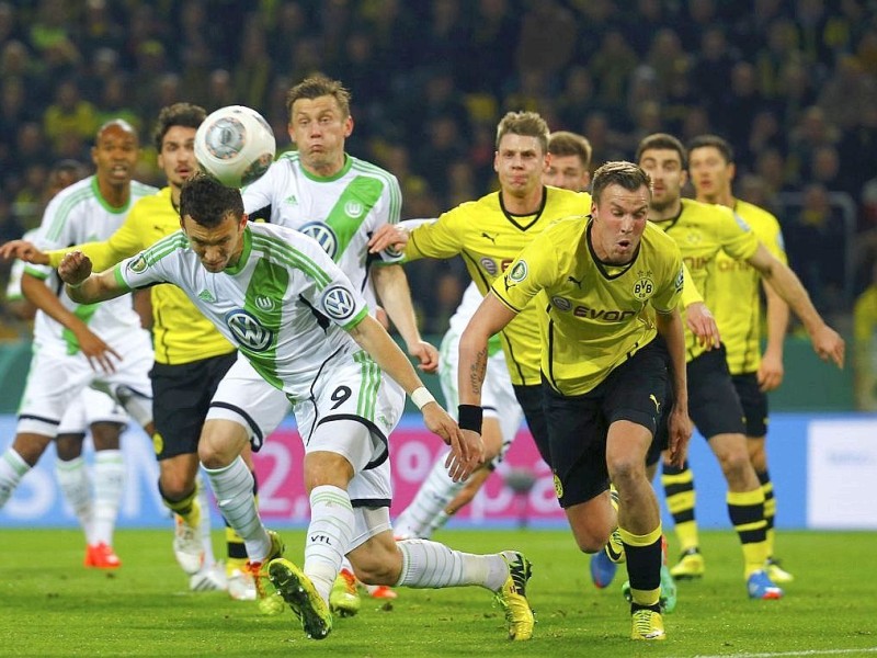 Der BVB schlägt den VfL Wolfsburg im DFB-Pokal-Halbfinale mit 2:0. Die Impressionen aus dem Signal Iduna Park.