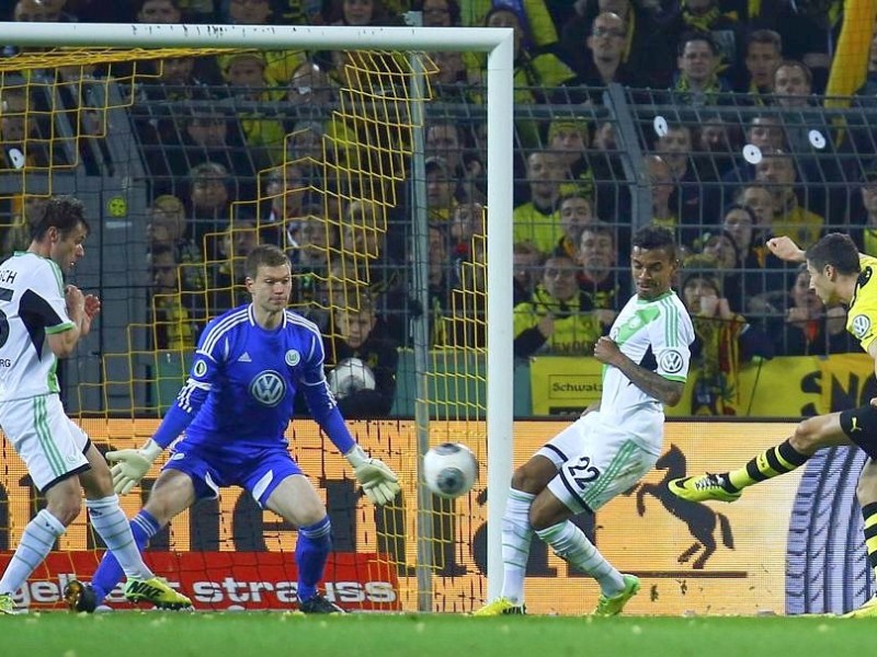 Der BVB schlägt den VfL Wolfsburg im DFB-Pokal-Halbfinale mit 2:0. Die Impressionen aus dem Signal Iduna Park.