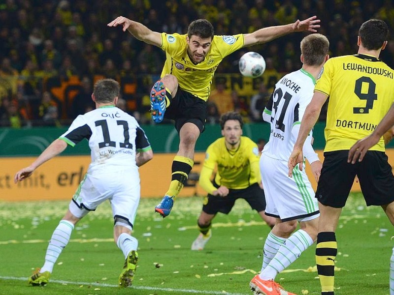 Der BVB schlägt den VfL Wolfsburg im DFB-Pokal-Halbfinale mit 2:0. Die Impressionen aus dem Signal Iduna Park.