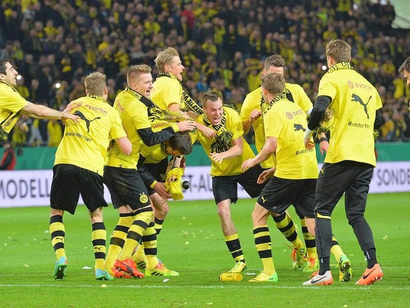 Der BVB schlägt den VfL Wolfsburg im DFB-Pokal-Halbfinale mit 2:0. Die Impressionen aus dem Signal Iduna Park.