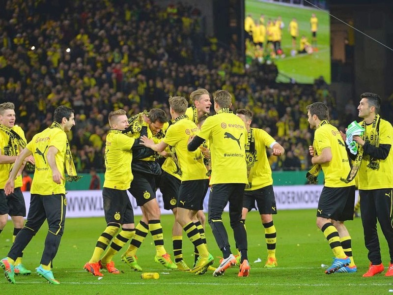 Der BVB schlägt den VfL Wolfsburg im DFB-Pokal-Halbfinale mit 2:0. Die Impressionen aus dem Signal Iduna Park.