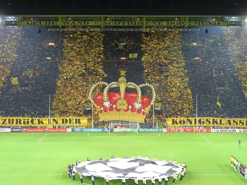 Und in der folgenden Saison spielte der BVB dann wieder in der Champions League, die Südtribüne huldigte dies auf ihre Weise.