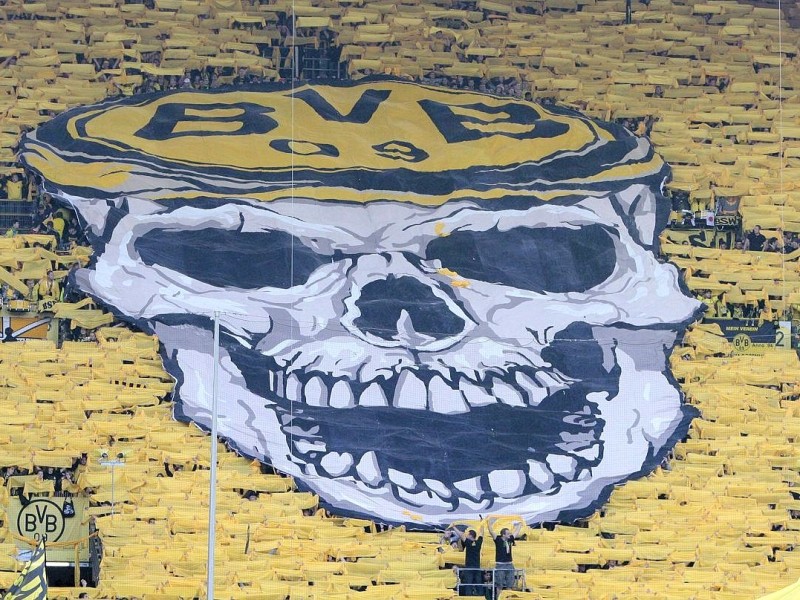 Auch der Totenkopf vor dem Spiel gegen den VfL Wolfsburg im November 2011 machte Eindruck.