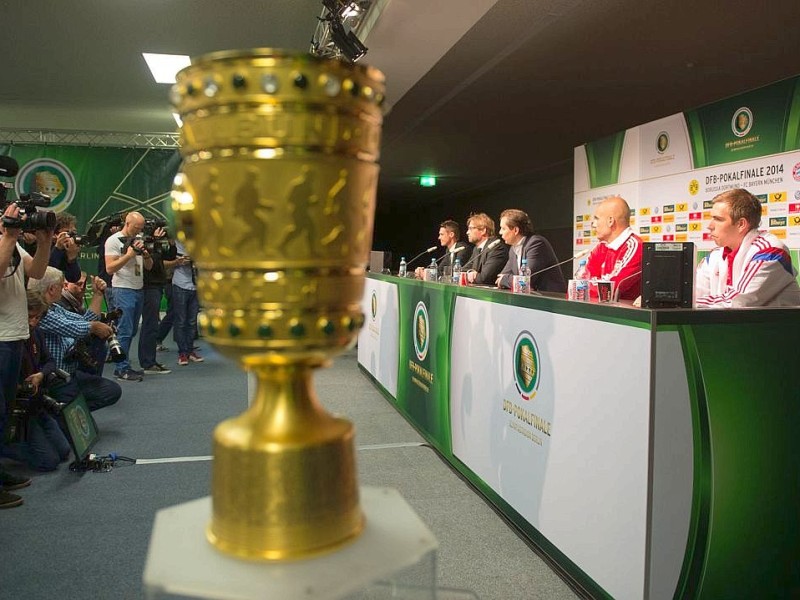 Nur noch einmal schlafen, dann steigt in Berlin der große DFB-Pokalabend zwischen Borussia Dortmund und dem FC Bayern München. Am Freitag trafen sich bereits die Trainer Jürgen Klopp und Pep Guardiola zur Pressekonfere in der Hauptstadt. Mit dabei waren auch die Kapitäne Sebastian Kehl und Philipp Lahm.