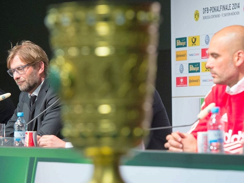 Nur noch einmal schlafen, dann steigt in Berlin der große DFB-Pokalabend zwischen Borussia Dortmund und dem FC Bayern München. Am Freitag trafen sich bereits die Trainer Jürgen Klopp und Pep Guardiola zur Pressekonfere in der Hauptstadt. Mit dabei waren auch die Kapitäne Sebastian Kehl und Philipp Lahm.