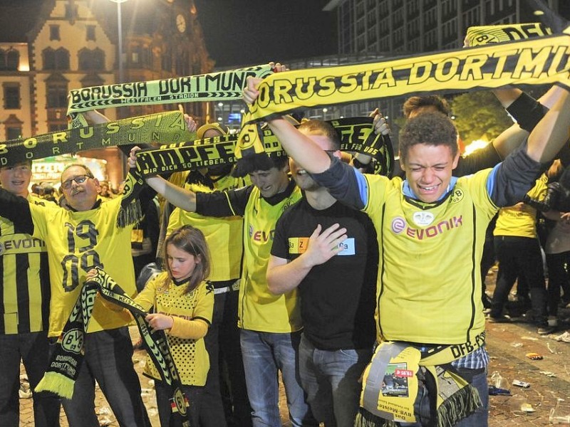 Public Viewing während des DFB Pokalfinales am 17.5.2014 .Auf dem Dortmunder Friedensplatz.Foto: Knut Vahlensieck / WAZ Fotopool