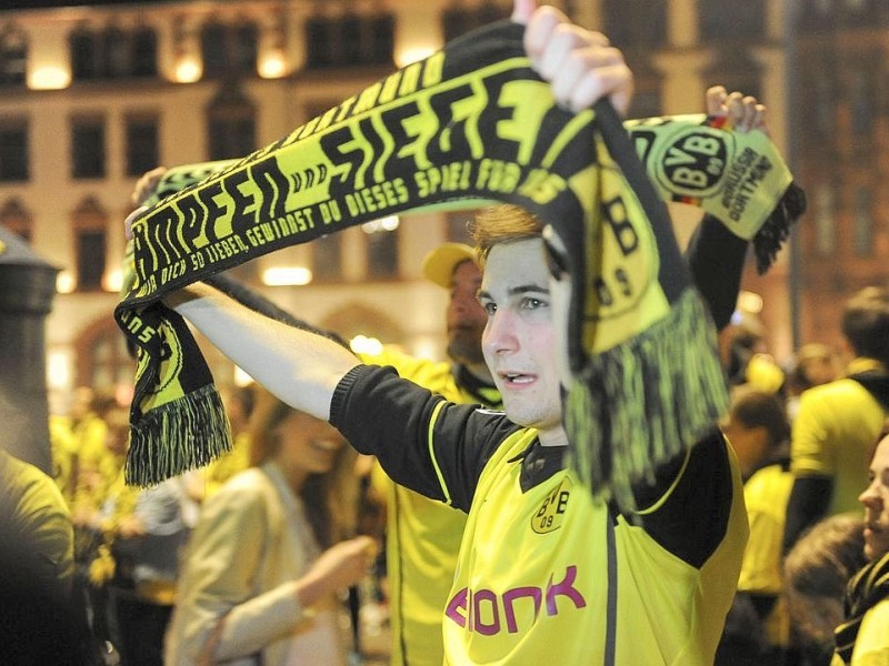 Public Viewing während des DFB Pokalfinales am 17.5.2014 .Auf dem Dortmunder Friedensplatz.Foto: Knut Vahlensieck / WAZ Fotopool