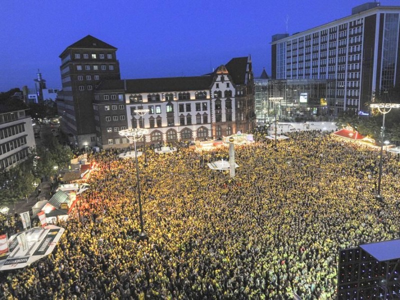 Public Viewing während des DFB Pokalfinales am 17.5.2014 .Auf dem Dortmunder Friedensplatz.Foto: Knut Vahlensieck / WAZ Fotopool