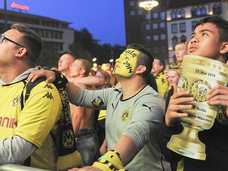 Public Viewing während des DFB Pokalfinales am 17.5.2014 .Auf dem Dortmunder Friedensplatz.Foto: Knut Vahlensieck / WAZ Fotopool