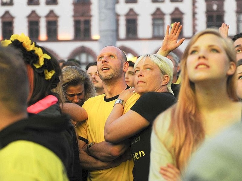 Public Viewing während des DFB Pokalfinales am 17.5.2014 .Auf dem Dortmunder Friedensplatz.Foto: Knut Vahlensieck / WAZ Fotopool