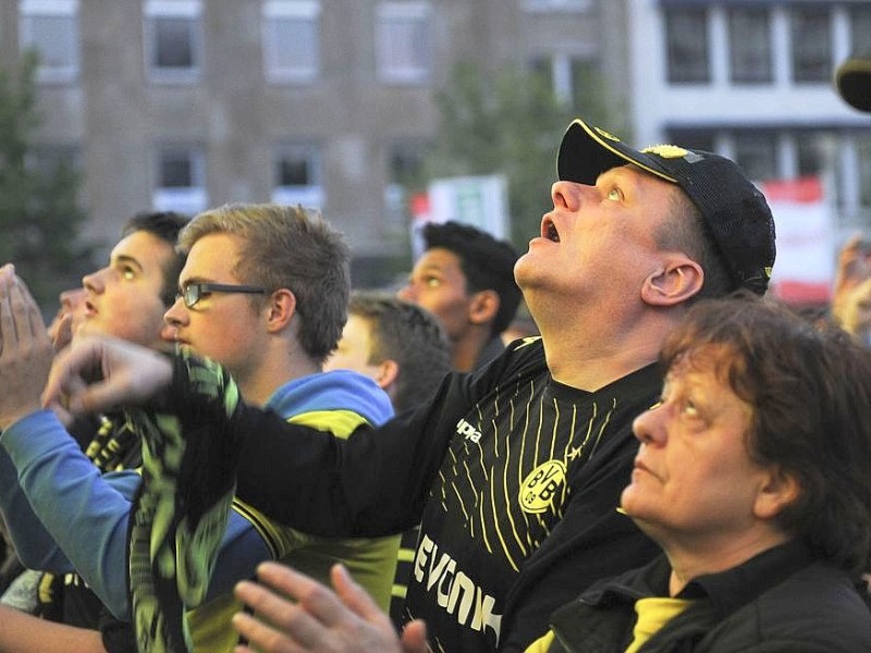 Public Viewing während des DFB Pokalfinales am 17.5.2014 .Auf dem Dortmunder Friedensplatz.Foto: Knut Vahlensieck / WAZ Fotopool