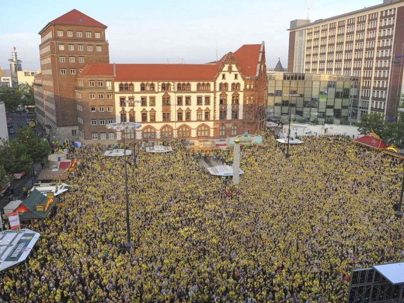 Public Viewing während des DFB Pokalfinales am 17.5.2014 .Auf dem Dortmunder Friedensplatz.Foto: Knut Vahlensieck / WAZ Fotopool