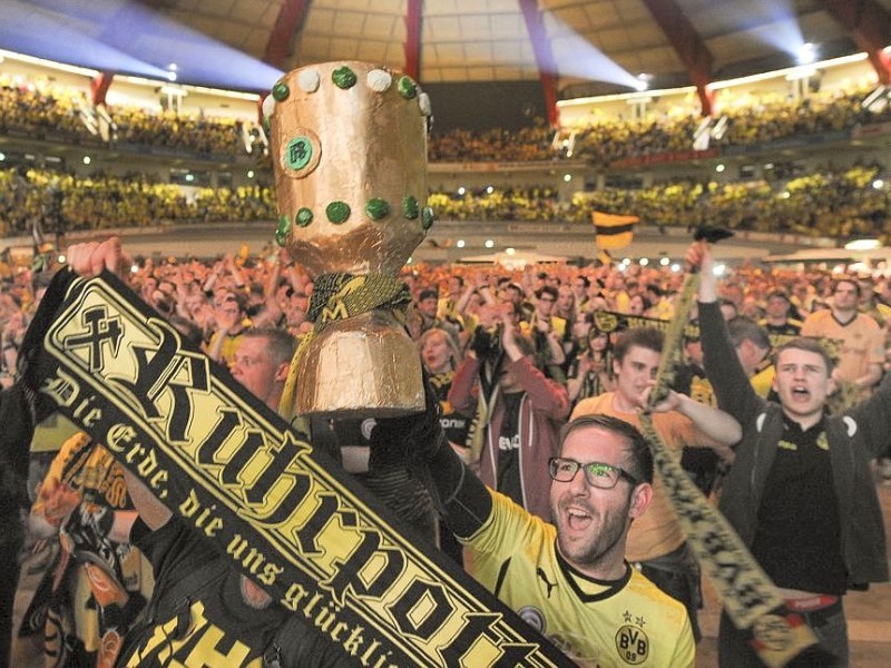 Public Viewing während des DFB Pokalfinales am 17.5.2014 .Hier in der Westfalenhalle.Foto: Knut Vahlensieck / WAZ Fotopool