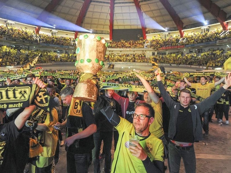 Public Viewing während des DFB Pokalfinales am 17.5.2014 .Hier in der Westfalenhalle.Foto: Knut Vahlensieck / WAZ Fotopool