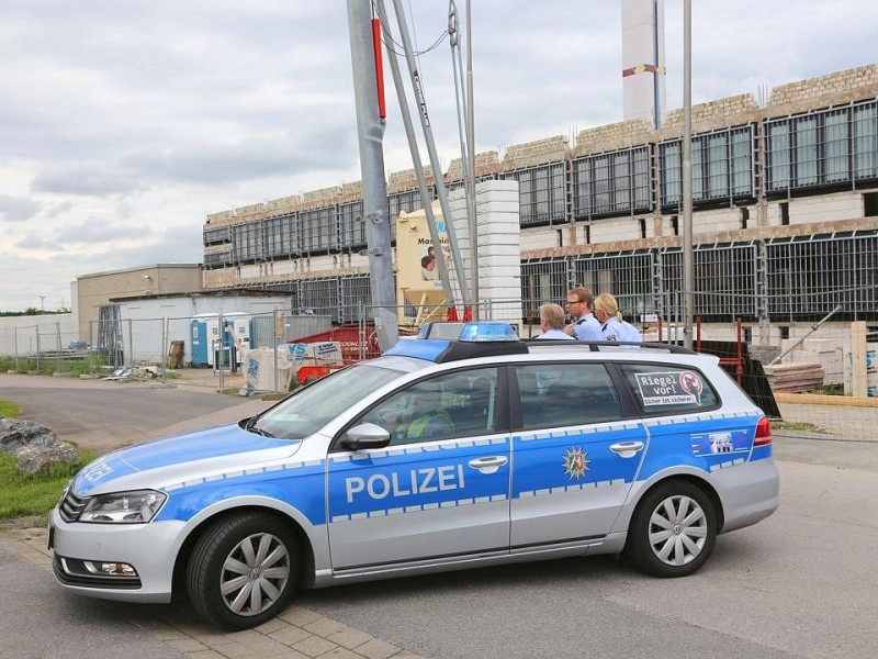 ... seien auf eine Mauer geklettert und hätten sich mithilfe von Bettlaken abgeseilt, hieß es aus dem NRW-Justizministerium. Die Polizei...