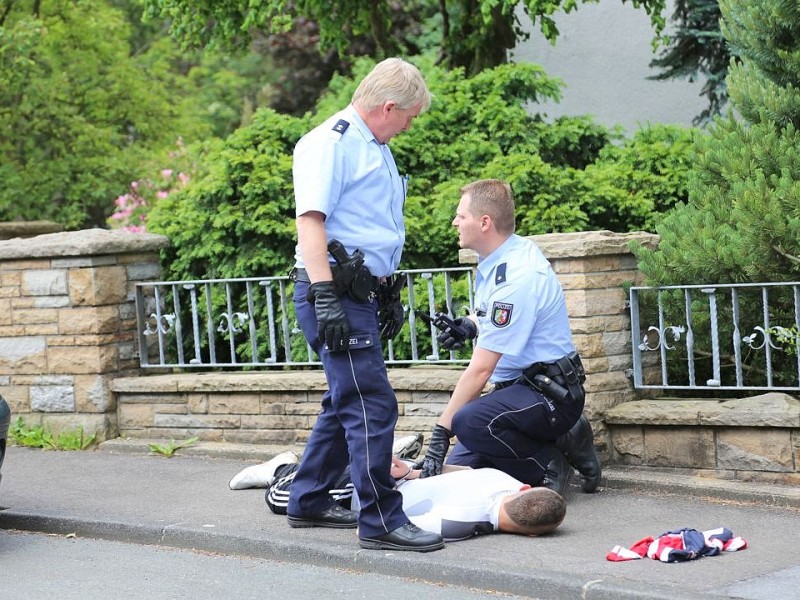 ... schnappte die Männer wenige Stunden später. Die Geflohenen...