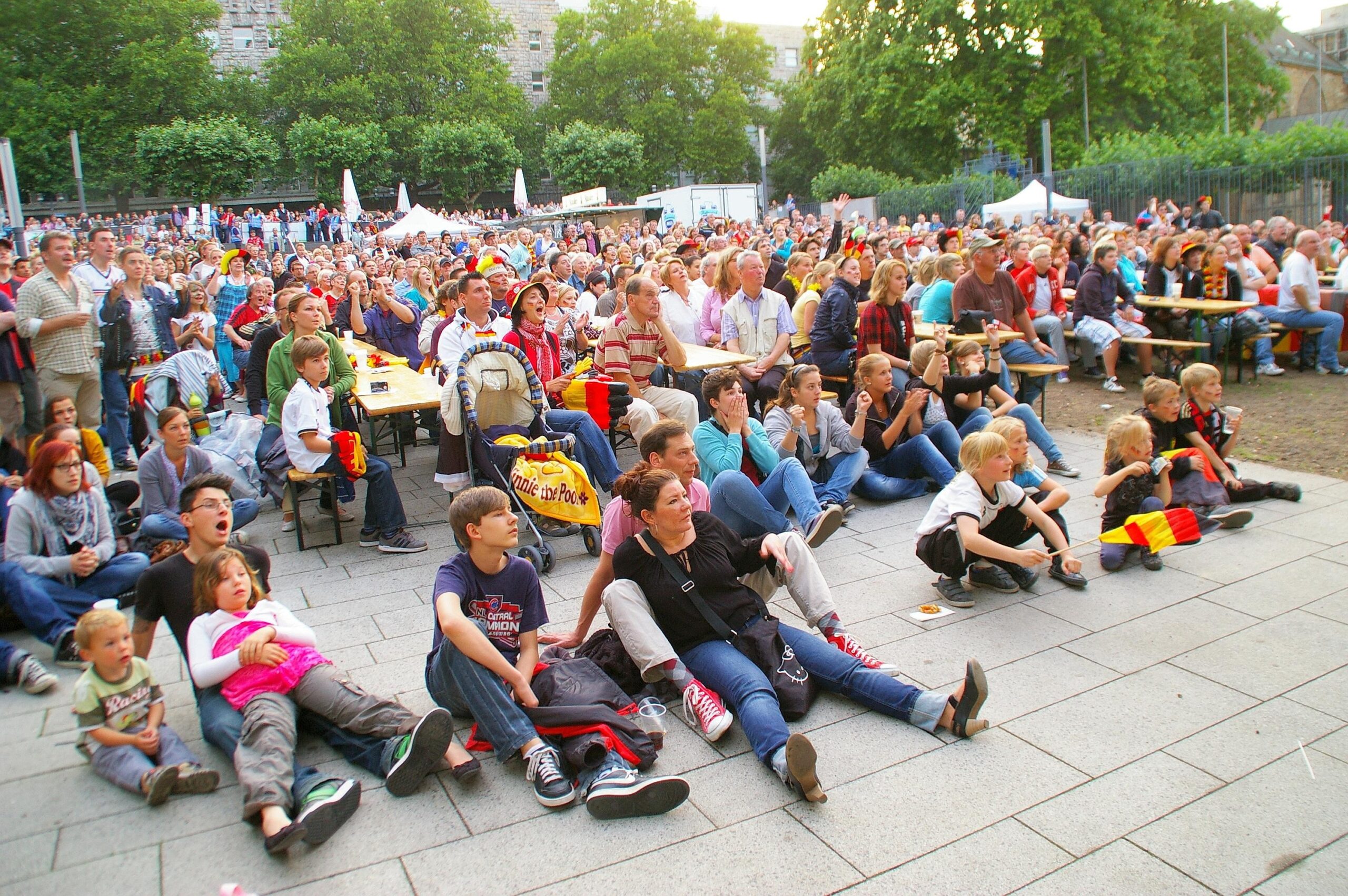 Bis in die Nacht hofften die Fans auf dem Burgplatz, doch das erwartete Tor für Deutschland sollte nicht mehr fallen. Foto: Pascal Hesse