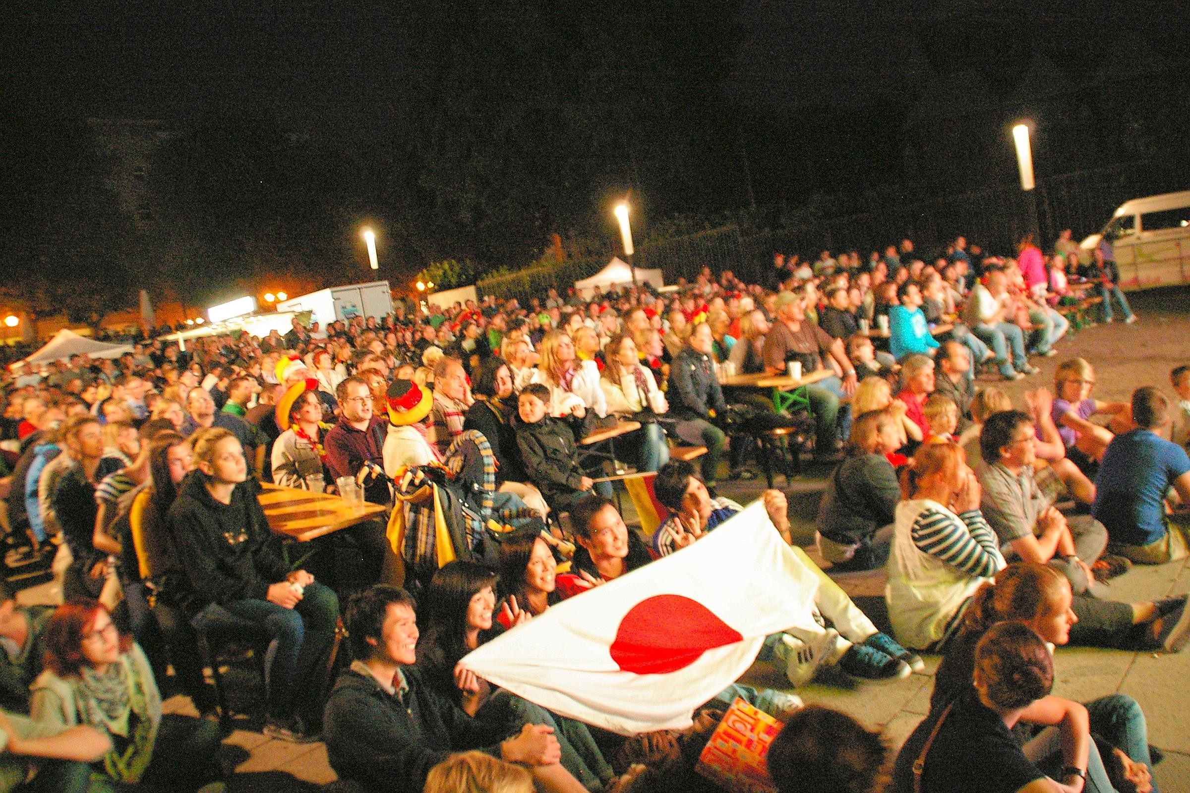 Bis in die Nacht hofften die Fans auf dem Burgplatz, doch das erwartete Tor für Deutschland sollte nicht mehr fallen. Foto: Pascal Hesse