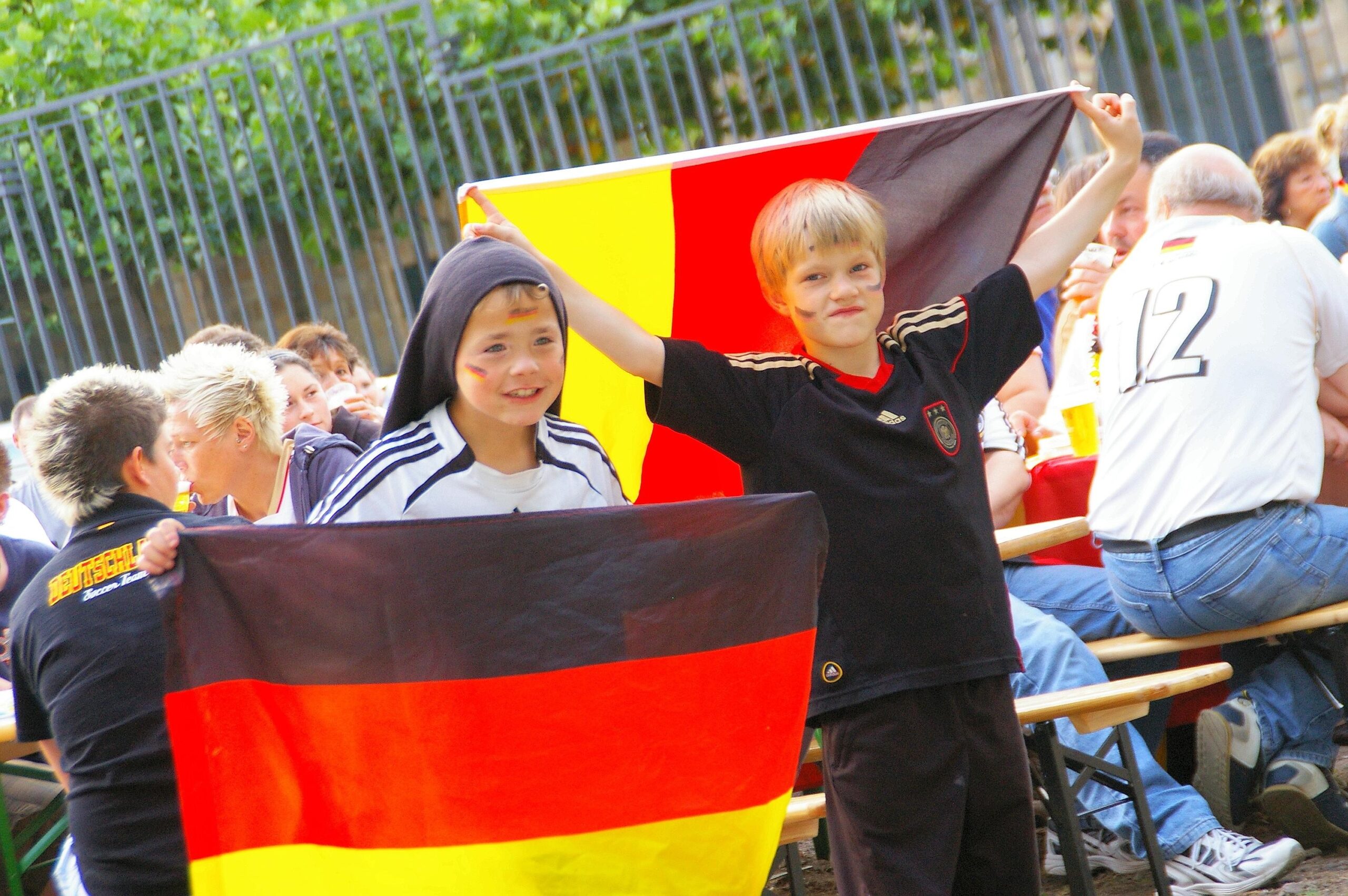 Bis in die Nacht hofften die Fans auf dem Burgplatz, doch das erwartete Tor für Deutschland sollte nicht mehr fallen. Foto: Pascal Hesse