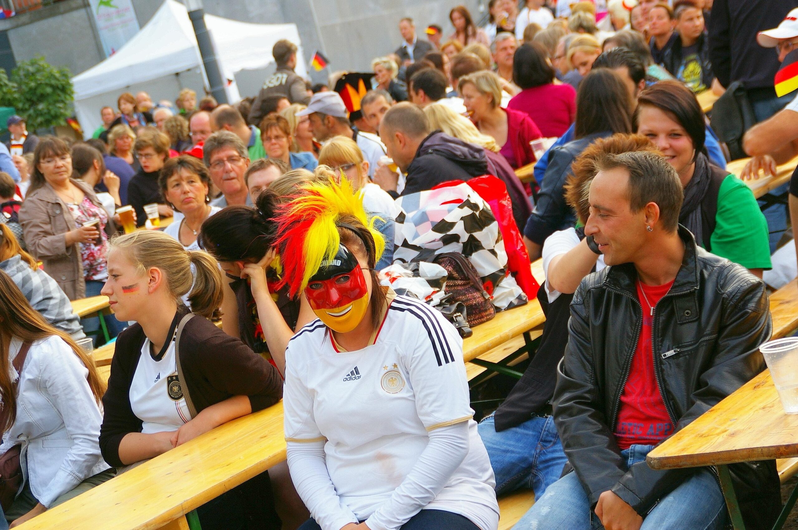 Bis in die Nacht hofften die Fans auf dem Burgplatz, doch das erwartete Tor für Deutschland sollte nicht mehr fallen. Foto: Pascal Hesse