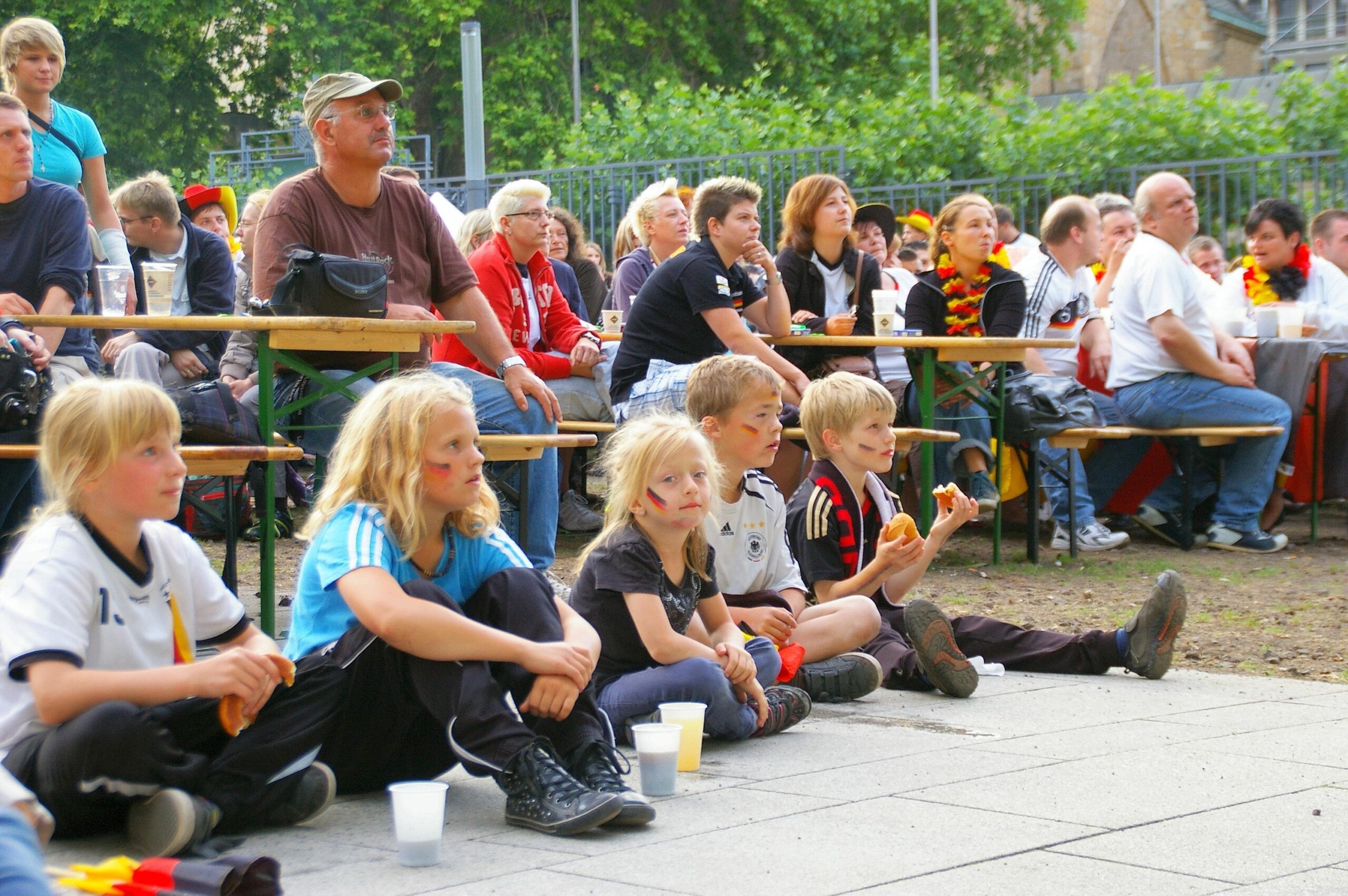 Bis in die Nacht hofften die Fans auf dem Burgplatz, doch das erwartete Tor für Deutschland sollte nicht mehr fallen. Foto: Pascal Hesse