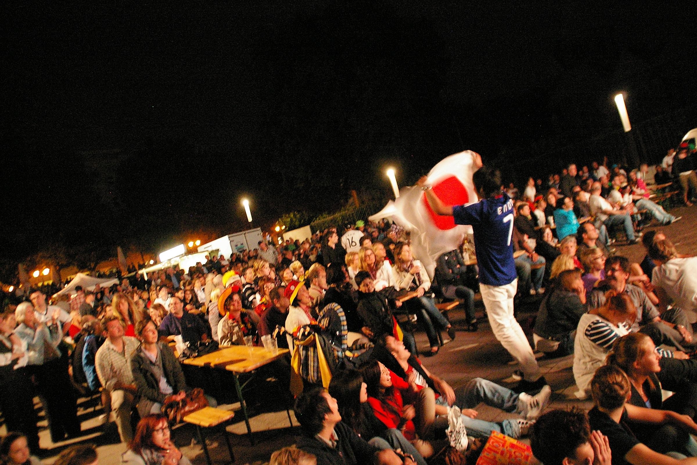 Bis in die Nacht hofften die Fans auf dem Burgplatz, doch das erwartete Tor für Deutschland sollte nicht mehr fallen. Foto: Pascal Hesse