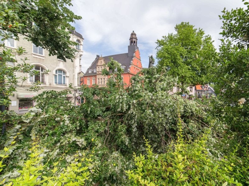 Essen Werden - Unwetter am Pfingstmontag - schwere Sturmschäden in Essen - Werden - Denkmal am Rathaus - Foto: Reiner Worm / WAZ FotoPool