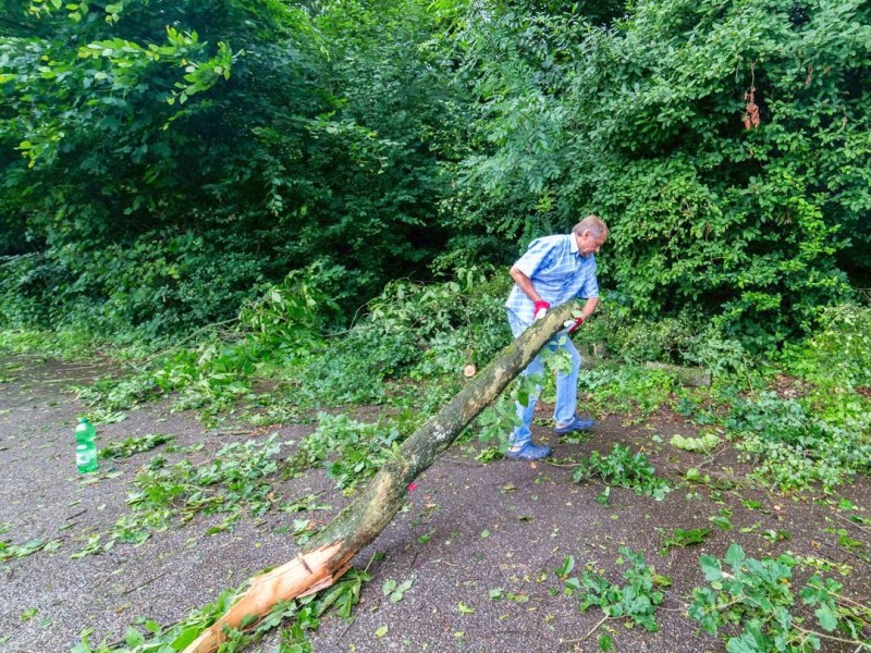 Essen Werden - Unwetter am Pfingstmontag - schwere Sturmschäden in Essen - Werden - Hardenbergufer - Radtouristen - Foto: Reiner Worm / WAZ FotoPool