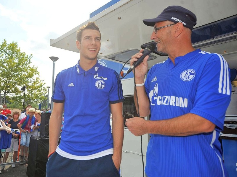 Profi Leon Goretzka (l) im Interview.