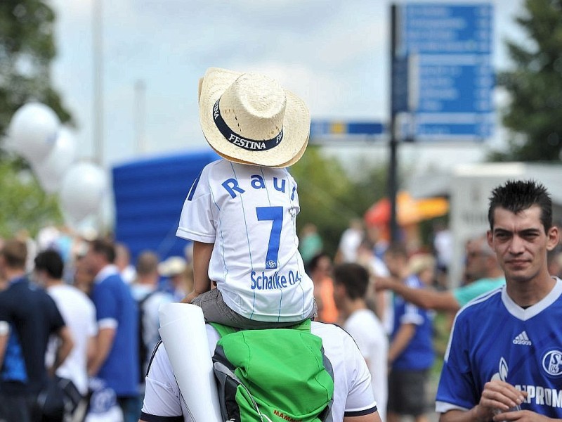 Der diesjährige Schalke-Tag steht unter dem Motto: AUF SCHALKE WIRD GEZECHT. Mehr als Hunderttausend Besucher strömten am Sonntag über das Vereinsgelände auf dem Berger Feld.