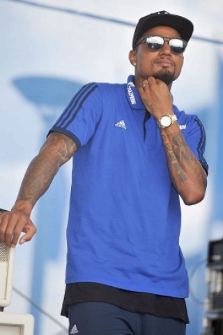 Cooler Auftritt: Kevin-Prince Boateng mit Cap und Sonnenbrille.