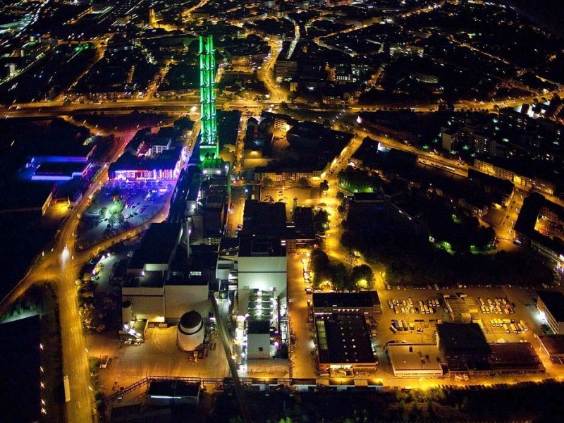 Der beleuchtete Stadtwerketurm im Zentrum der Stadt.