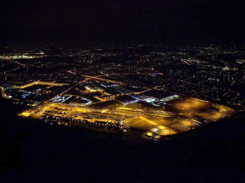 Das Logport-Gelände in Rheinhausen bei Nacht.