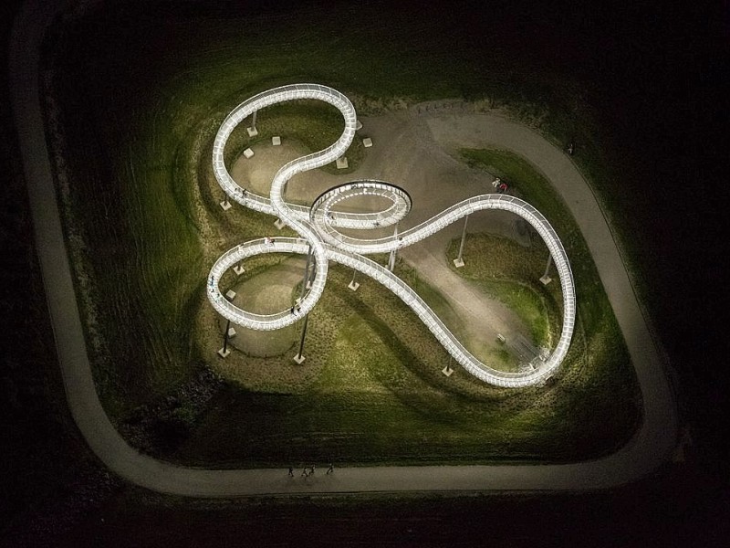 Die begehbare Großskulptur Tiger & Turtle.