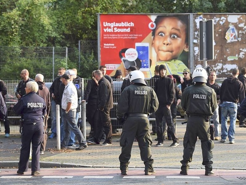 Ein Gruppe Hooligans aus ganz NRW wird am 21. September 2014 auf einem Parkplatz in der Nähe des Hauptbahnhofs Essen eingekesselt.Foto: Sebastian Konopka / WAZ FotoPool