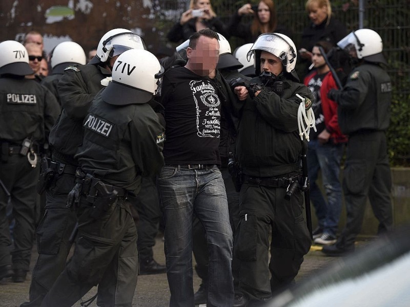 Ein Gruppe Hooligans aus ganz NRW wird am 21. September 2014 auf einem Parkplatz in der Nähe des Hauptbahnhofs Essen eingekesselt.Foto: Sebastian Konopka / WAZ FotoPool