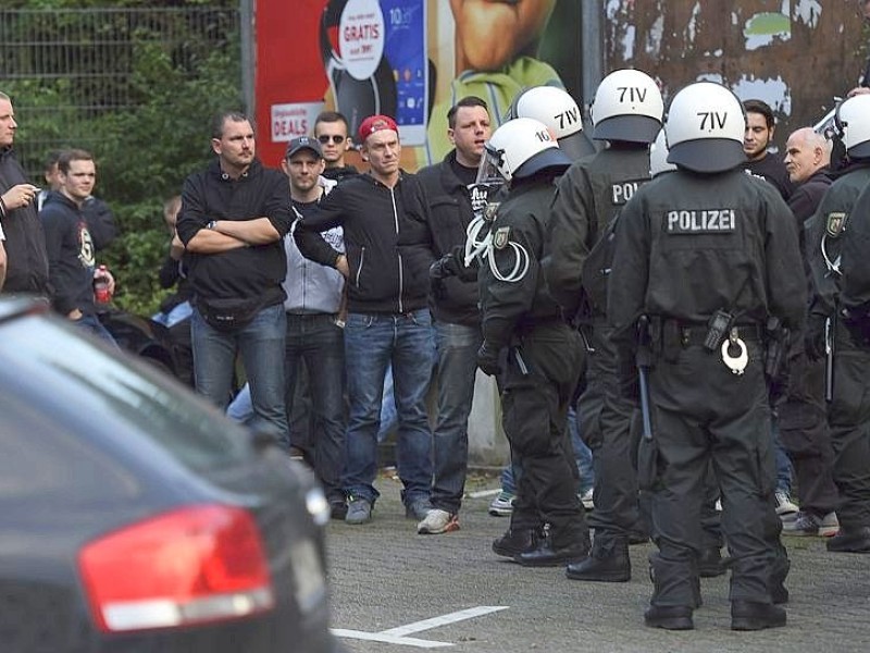 Ein Gruppe Hooligans aus ganz NRW wird am 21. September 2014 auf einem Parkplatz in der Nähe des Hauptbahnhofs Essen eingekesselt.Foto: Sebastian Konopka / WAZ FotoPool