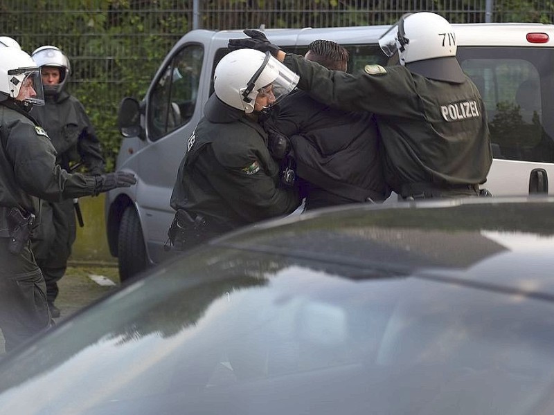 Ein Gruppe Hooligans aus ganz NRW wird am 21. September 2014 auf einem Parkplatz in der Nähe des Hauptbahnhofs Essen eingekesselt.Foto: Sebastian Konopka / WAZ FotoPool