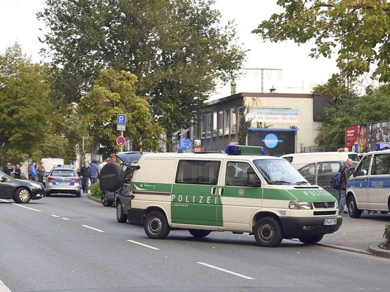 Ein Gruppe Hooligans aus ganz NRW wird am 21. September 2014 auf einem Parkplatz in der Nähe des Hauptbahnhofs Essen eingekesselt.Foto: Sebastian Konopka / WAZ FotoPool