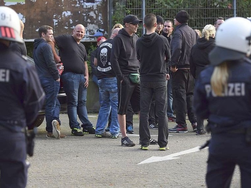 Ein Gruppe Hooligans aus ganz NRW wird am 21. September 2014 auf einem Parkplatz in der Nähe des Hauptbahnhofs Essen eingekesselt.Foto: Sebastian Konopka / WAZ FotoPool