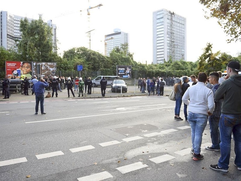 Ein Gruppe Hooligans aus ganz NRW wird am 21. September 2014 auf einem Parkplatz in der Nähe des Hauptbahnhofs Essen eingekesselt.Foto: Sebastian Konopka / WAZ FotoPool