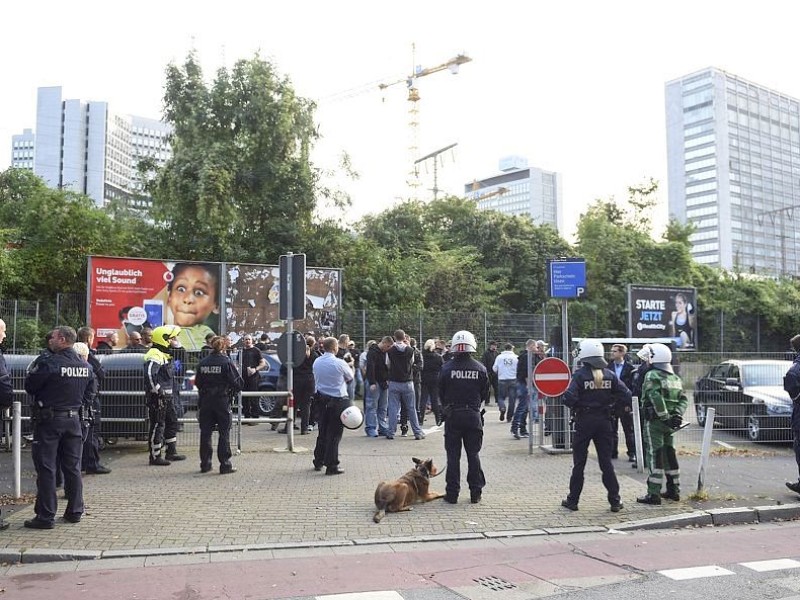 Ein Gruppe Hooligans aus ganz NRW wird am 21. September 2014 auf einem Parkplatz in der Nähe des Hauptbahnhofs Essen eingekesselt.Foto: Sebastian Konopka / WAZ FotoPool