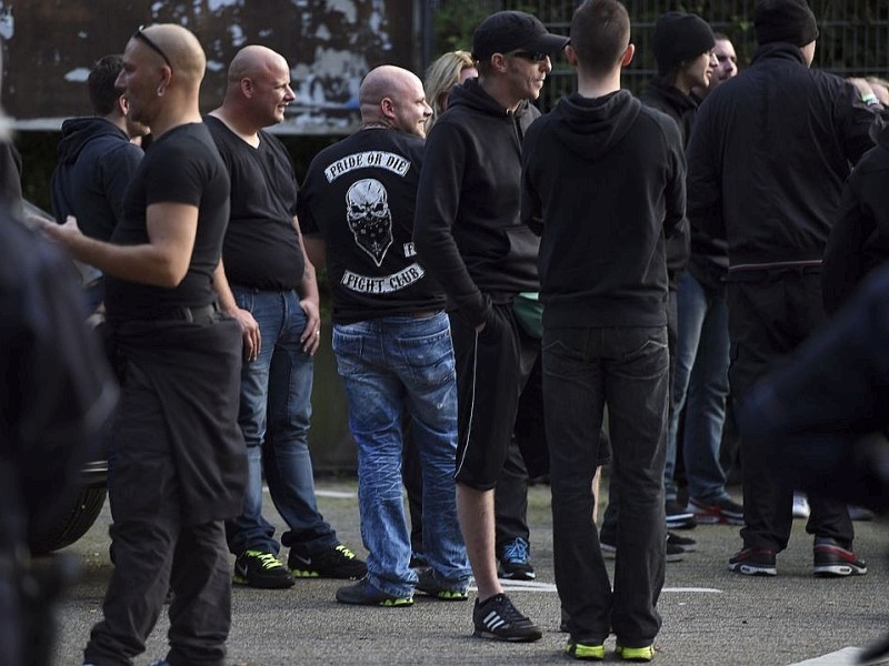 Ein Gruppe Hooligans aus ganz NRW wird am 21. September 2014 auf einem Parkplatz in der Nähe des Hauptbahnhofs Essen eingekesselt.Foto: Sebastian Konopka / WAZ FotoPool