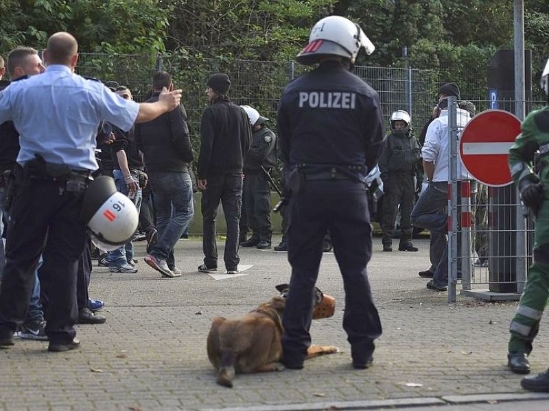 Ein Gruppe Hooligans aus ganz NRW wird am 21. September 2014 auf einem Parkplatz in der Nähe des Hauptbahnhofs Essen eingekesselt.Foto: Sebastian Konopka / WAZ FotoPool