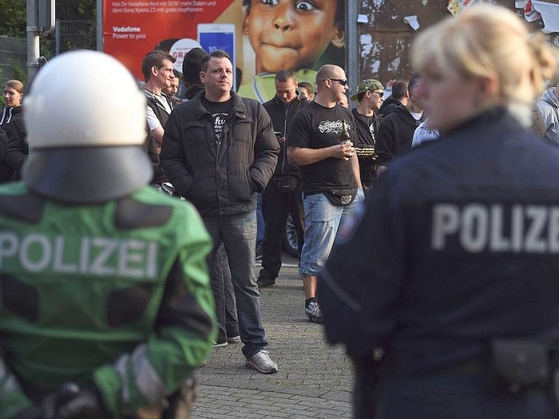 Ein Gruppe Hooligans aus ganz NRW wird am 21. September 2014 auf einem Parkplatz in der Nähe des Hauptbahnhofs Essen eingekesselt.Foto: Sebastian Konopka / WAZ FotoPool