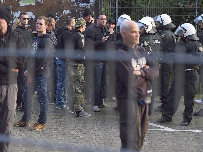 Ein Gruppe Hooligans aus ganz NRW wird am 21. September 2014 auf einem Parkplatz in der Nähe des Hauptbahnhofs Essen eingekesselt.Foto: Sebastian Konopka / WAZ FotoPool