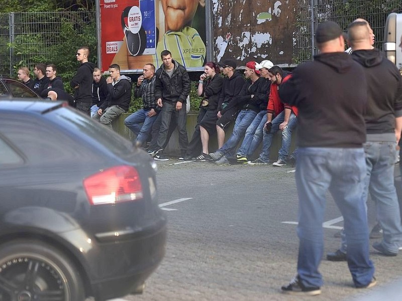 Ein Gruppe Hooligans aus ganz NRW wird am 21. September 2014 auf einem Parkplatz in der Nähe des Hauptbahnhofs Essen eingekesselt.Foto: Sebastian Konopka / WAZ FotoPool