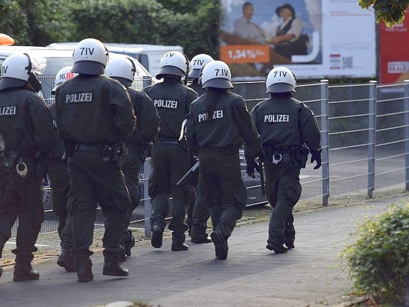 Ein Gruppe Hooligans aus ganz NRW wird am 21. September 2014 auf einem Parkplatz in der Nähe des Hauptbahnhofs Essen eingekesselt.Foto: Sebastian Konopka / WAZ FotoPool