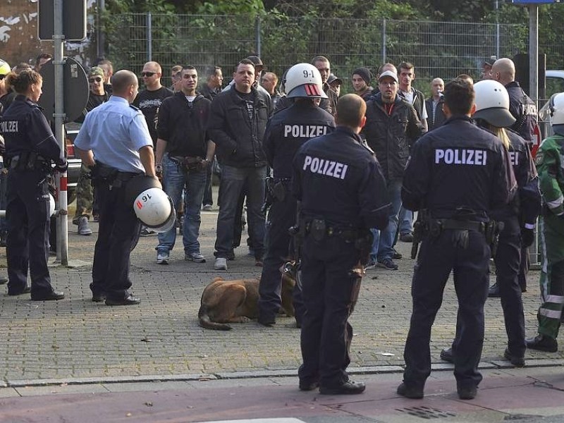 Ein Gruppe Hooligans aus ganz NRW wird am 21. September 2014 auf einem Parkplatz in der Nähe des Hauptbahnhofs Essen eingekesselt.Foto: Sebastian Konopka / WAZ FotoPool